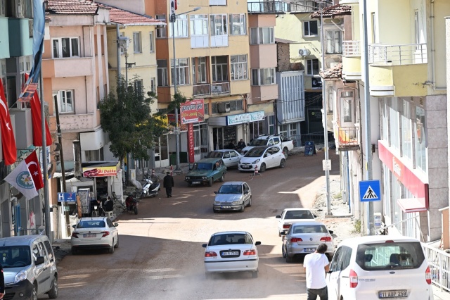 Manisa Büyükşehir Belediyesi Fen İşleri Dairesi Başkanlığı Yol Yapım Şube Müdürlüğü ekipleri tarafından yürütülen çalışmalar kapsamında; Akdere Caddesi’nde kazı, plentmiks temel serimi, bordür yapımı ve beton dökümü tamamlanırken kaldırım çalışmaları devam ediyor. Ahmet Çark Caddesi’nde ise temel serimi ve bordür çalışmaları tamamlanarak beton dökümüne geçildi. Menderes Bulvarı’nda kazı ve temel malzeme serimi bitirilirken bordür yapımı sürüyor. İbrahim Ethem Akıncı Caddesi’nde temel malzeme serimi devam ederken, Atıf Akın Caddesi’nde kazı işlemleri tüm hızıyla sürüyor