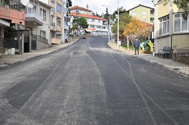 Ekipler 74 Milyon TL’lik Projede Son Aşamaya Yaklaştı

Fen İşleri Dairesi Başkanlığı Yol Bakım Şube Müdürlüğü İnşaat Mühendisi Sami Sadeer, ilçedeki son durumu şöyle anlattı:

“Şu an Yunusemre Caddesi’nde çalışmalarımız devam ediyor. Şu ana kadar 12 bin ton plentmiks temel, 5 bin metreküp beton ve 3 bin 500 ton sıcak asfalt serimi gerçekleştirdik. 1 Eylül’de başladığımız çalışmaları, hava şartları el verirse Aralık ayı sonunda tamamlamayı planlıyoruz.”