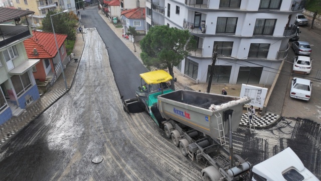 Toplam 74 milyon TL’lik yatırım ile hayata geçirilen projede; 17 bin ton plentmiks temel malzemesi, 7 kilometre sıcak asfalt, 26 bin metrekare kilit parke taş, 11 bin metre bordür imalatı yapılması hedefleniyor. Ana arterlerdeki sıcak asfalt serimi tamamlanırken, ekipler kalan güzergâhlarda hızlı bir şekilde çalışmalarını sürdürüyor.