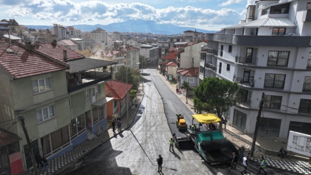 Manisa Büyükşehir Belediyesi, Demirci ilçesinde yıllardır beklenen yol konforunu sağlamak için başlattığı üstyapı çalışmalarında önemli aşama kaydetti. MASKİ tarafından altyapı hatlarının yenilenmesinin ardından ilçe genelinde yürütülen asfalt ve parke uygulamalarıyla Demirci’nin ulaşım standardı adım adım yükseliyor.