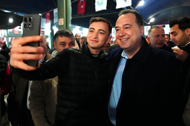 Manisa Büyükşehir Belediyesi, Ramazan ayının paylaşma ve dayanışma ruhunu Demirci ilçesinde kurulan geniş katılımlı iftar programıyla yaşattı. Yüzlerce vatandaşın aynı sofrada oruç açtığı gecede, manevi atmosfer çocuklara yönelik renkli etkinliklerle birleşti.