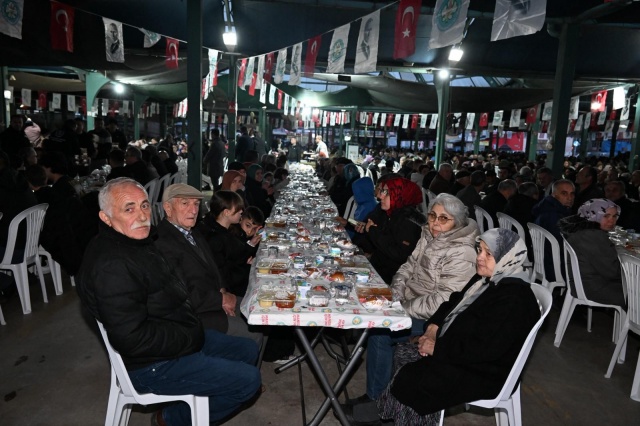 “Aynı Sofrada Gönüllerimizi de Buluşturuyoruz”

Konuşmasında birlik mesajı veren Başkan Dutlulu, “Ramazan ayı paylaşmanın, dayanışmanın ve kardeşliğin en güzel şekilde yaşandığı mübarek bir ay. Demirci’de kurduğumuz bu sofrada sadece ekmeğimizi değil, gönüllerimizi de paylaşıyoruz. Manisa’nın her ilçesinde vatandaşlarımızla bir araya gelmeye devam edeceğiz” dedi.