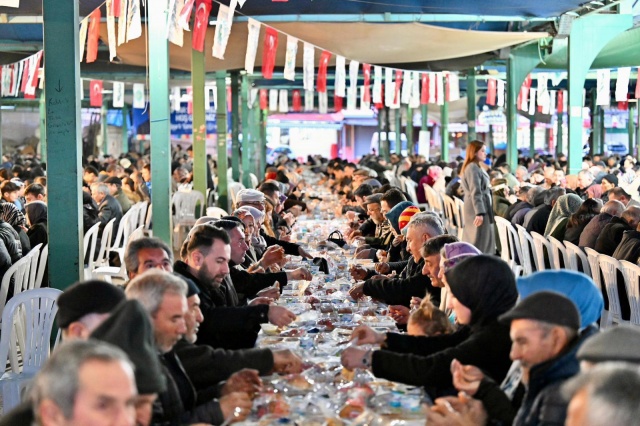Vatandaşlardan Tam Not

İftara katılan Demircililer memnuniyetlerini dile getirdi.
Muammer Güder, “Halkın kaynaşması çok değerli. Büyükşehir’in yatırımları Demirci’ye güç kattı; Kent Lokantası özellikle ihtiyaç sahipleri için önemli.”
Tahsin Öner, “Sosyal açıdan çok güzel bir etkinlik; insanlar birbirini tanıyor.”
Fatma Toprak, “Bu sofralar bizi birleştiriyor. Başkanlarımızla gurur duyuyoruz.”
Selda Dönmezer, “Geçen yıl da katılmıştık, yine çok memnun kaldık.”
Cemile Çoban ise, “Özellikle çocuklarımız çok mutlu oldu. Başkanımıza teşekkür ederiz” ifadelerini kullandı.