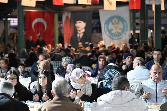 Geniş Katılım, Sıcak Sohbetler

Manisa Büyükşehir Belediyesi tarafından düzenlenen iftara; Manisa Büyükşehir Belediye Başkanı Besim Dutlulu, Demirci Belediye Başkanı Erkan Kara, Büyükşehir Belediyesi Genel Sekreteri Burak Deste, MASKİ Genel Müdürü Ali Kılıç, Genel Sekreter Yardımcısı Ahmet Ata Temiz, CHP Demirci İlçe Başkanı Abdullah Demirkol, muhtarlar, siyasi parti temsilcileri ve çok sayıda vatandaş katıldı. Başkan Dutlulu, masaları tek tek gezerek vatandaşların taleplerini dinledi, çocuklarla sohbet etti. Dutlulu, Ramazan’ın dayanışmayı güçlendiren manevi iklimine vurgu yaparak, Büyükşehir Belediyesi’nin tüm ilçelerde benzer buluşmaları sürdüreceğini ifade etti.