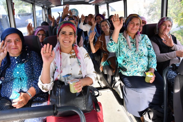 “Biraz Uzun Bir Yoldan Geldik Ama Çok Rahattık”
CHP Demirci İlçe Kadın Kolları Başkanı Aysun Narfidan da Manisa Büyükşehir Belediyesi tarafından düzenlenen kültür turuna katıldı. Narfidan, “Demirci ilçemiz Manisa’nın merkeze en uzak ilçesi. Bu yüzden biraz uzun bir yoldan geldik ama çok rahattık. Manisa Büyükşehir Belediye Başkanımız Ferdi Zeyrek’in bize gönderdiği araçlarla güzel bir yolculuk yaptık. Burada birçok yer gezdik. Muradiye Camiisi ve mesir macununun dağıtımının yapıldığı Sultan Camii ile başladık. Çok güzeldi bizim için, kadınlarımız çok memnun kaldı. Umarım bunun devamı gelir. Ferdi Başkanımızdan da devamını istiyoruz. Çünkü kadınlarımızın birçoğu gelemedi. Onlar için böyle bir talebimiz oldu. Biz çok mutluyuz, çok sevindik. Cumhuriyet dönemini de bize en güzel şekilde yaşatan Gazi Mustafa Kemal Atatürk ve atalarımız sayesinde bugünlere geldik. Bizler için güzel bir geziydi. Bunları yaşatmak da yine bizlerin ellerinde. Umarım buradaki kadınlarımız da anlatılanları çocuklarına ve torunlarına aktaracaktır” dedi.