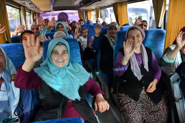 Manisa Büyükşehir Belediyesi tarafından hayata geçirilen "Adım Adım Manisa" projesi Demirci ilçesinden gelen 77 kadının kenti ziyaret etmesiyle başladı. Demirci'den gelen kafile, Tıp Tarihi Müzesi’nden Şehzadelerpark’a, Süreyya Tabiat Parkı’ndan Çanakkale Müzesi’ne varana kadar kentin tarihi ve doğal güzelliklerini keşfetti.