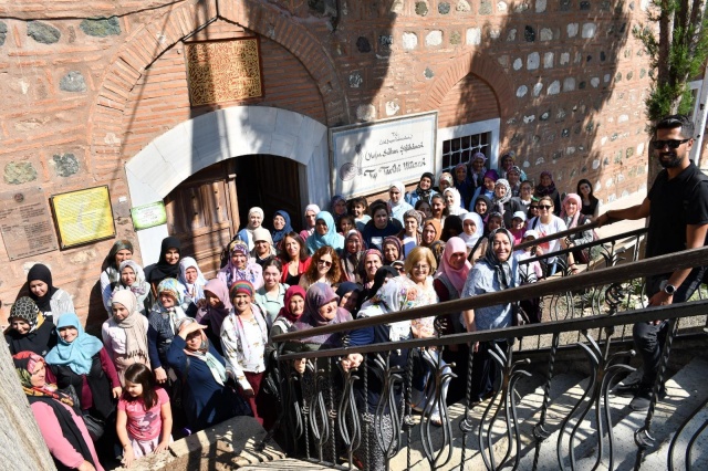 Mimar Sinan’ın Ege Bölgesi’ndeki Tek Eseri Muradiye Camii’ne Ziyaret 
Gezinin bir sonraki durağı ise Muradiye Camii oldu. Ortaya koyduğu eserlerle dünya mimari tarihine damgasını vuran Mimar Sinan’ın Ege Bölgesi’ndeki tek eseri olma özelliğini taşıyan Muradiye Camii de ziyaret edildi. Ardından ziyaretçilerine muhteşem Manisa manzarasını izleme imkanı sunan Mevlevihane’ye ve Manisa’da bulunan çeşitli eserlerin maketlerinin yer aldığı Şehzadelerpark’a gidildi. Akabinde MASKİ Genel Müdürlüğü yemekhanesinde öğle yemeği için ara verildi. Öğle yemeğinin ardından Süreyya Tabiat Parkı’nda müzik eşliğinde mola yapıldı. Demirci’den gelen 77 kişilik kafile daha sonra Osmanlı Müzesi’ni de giderek, müze içerisindeki eserleri inceledi.