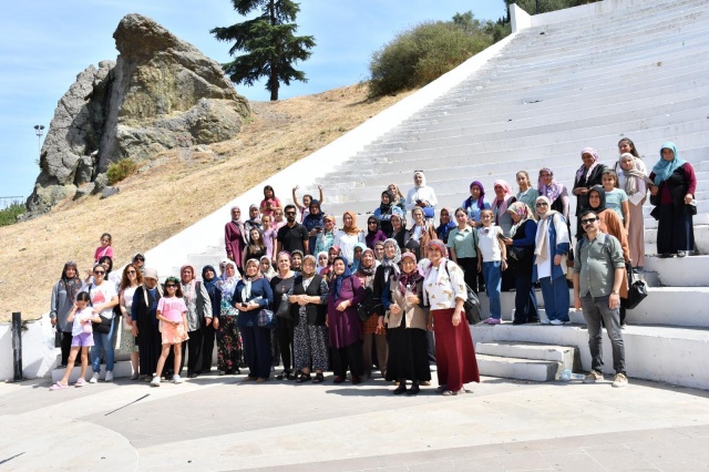 “Kimse Bizleri Buraya Getirip de Hayatta Gezdirmez”
‘Adım Adım Manisa’ projesi kapsamında Manisa Büyükşehir Belediyesi tarafından düzenlenen geziye katılan Hülya Korkmaz, geziye katıldığı için çok mutlu olduğunu kaydetti. Korkmaz, “Çok mutlu olduk. Kimse bizleri buraya getirip de hayatta gezdirmez. Çok memnun olduk. Anlatamam. Sevinçten ağladık. Çok teşekkür ediyoruz” dedi.