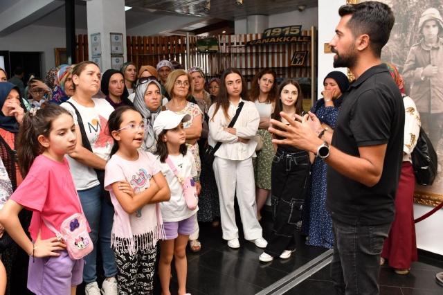 Manisa Büyükşehir Belediyesi tarafından kentin 17 ilçesinde yaşayan kadınların sosyal hayata katılımını arttırmak, şehrin tarihi ve doğal güzelliklerini daha yakından tanımalarını sağlamak amacıyla "Adım Adım Manisa" projesi hayata geçirildi. Adım Adım Manisa projesi kapsamında yapılan ücretsiz kültür turlarının ilki, 77 kişilik kadın kafilesinin Demirci ilçesinden kentin tarihi zenginliklerini tanımak amacıyla Manisa’ya gelmesiyle başladı.