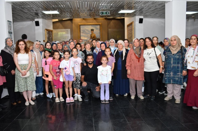 “59 Yaşındayım. Daha Bugüne Kadar Böyle Bir Şey Görmedim”
Kültür turundan memnun kaldığını ifade eden Neşe Kanatsız, şunları söyledi: “Geziden çok çok memnun kaldık. 59 yaşındayım. Daha bugüne kadar böyle bir şey görmedim. Manisa Büyükşehir Belediye Başkanı Ferdi Zeyrek’e de çok teşekkür ediyorum”