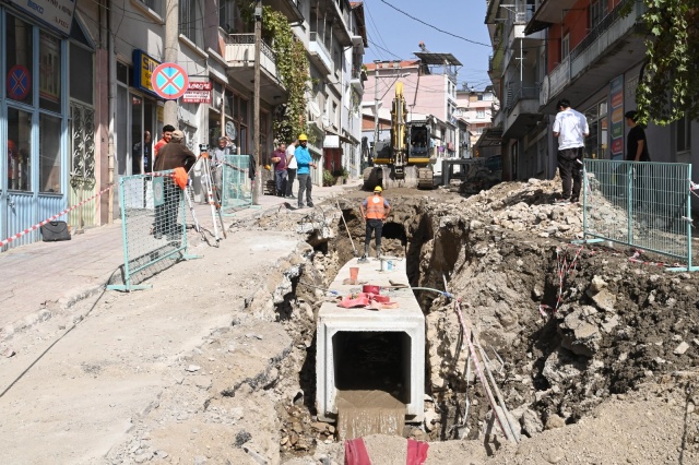 Manisa Su ve Kanalizasyon İdaresi (MASKİ) Genel Müdürlüğü, geçtiğimiz yıllarda yağışlı havalarda sel ve taşkınların yaşandığı mahallelerde altyapı çalışmalarını sürdürüyor. Yatırım ve İnşaat Dairesi Başkanlığı bünyesinde Demirci ilçe merkezi Hamam Sokak’ta yağmur suyu hattı döşeme çalışmasına başlandı. 290 metrelik kutu menfez imalatı ile geçtiğimiz yıllarda mahallede yaşanan su taşkınları ortadan 
kaldırılacak.