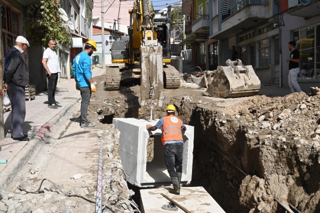 MASKİ Genel Müdürlüğü, Demirci ilçe merkezi Hamam Sokak’ta 290 metrelik kutu menfez hattı döşeme çalışmalarına başladı. Geçtiğimiz yıllarda sel ve su baskını yaşanan mahallenin yağmur suyu sorunu 8 milyon 400 bin TL’lik çalışmayla son bulacak.