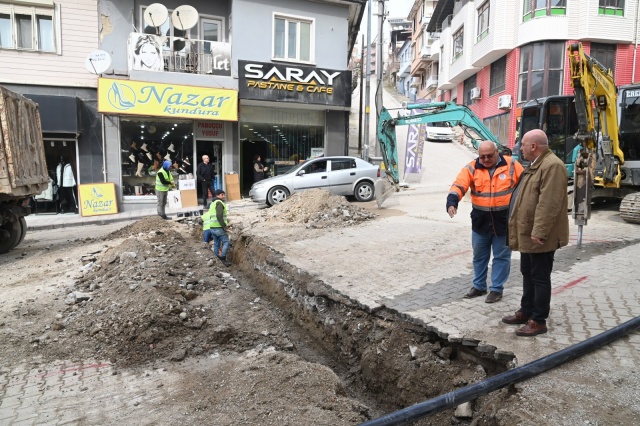 “DEMİRCİ MODERN BİR GÖRÜNÜME KAVUŞACAK”
MASKİ Genel Müdürü Talat Postacı, yapılan yatırımların Demirci için büyük önem taşıdığını vurgulayarak, “Büyükşehir Belediye Başkanımız Sayın Ferdi Zeyrek’in talimatlarıyla burada yapılan alt yapı imalatlarını yerinde inceledik. İmalatlarımızın yüzde 96’lık bölümü tamamlandı. Büyükşehir Belediyemiz Fen İşleri Dairesi Başkanlığı önümüzdeki aylarda üst yapıyı da tamamladıktan sonra Demirci ilçemiz daha modern bir görünüme kavuşacak. Demirci, alt yapısıyla üst yapısıyla çok güzel bir konuma gelecek. İmalatlarımız son derece başarılı. Yerinde yaptığımız tespitlerde herhangi bir problemle karşılaşmadık. Birkaç ay içerisinde geriye kalan yüzde 4’lük kısmı tamamlayacağız. Zor bir çalışma ama Manisa için çok gerekli. Demirci ilçemizdeki bu projede 2 bin 500 adet branşman bağlantısını tamamladık. Geriye kalan 2 bin 500 branşman bağlantısı için de kısa bir süre içerisinde ihale yapıp, teslim edeceğiz. Projenin son bölümüne geldiğimiz bu günlerde Demircili vatandaşlarımızdan biraz daha sabır göstermelerini diliyoruz” diye konuştu.