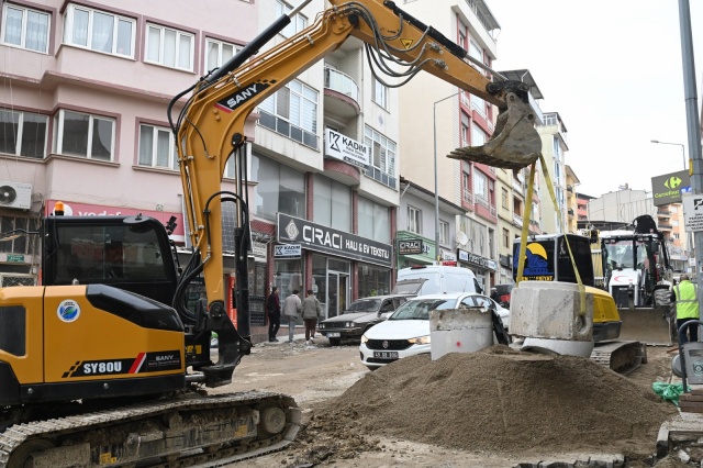 MASKİ Genel Müdürlüğü, Manisa Büyükşehir Belediye Başkanı Ferdi Zeyrek’in öncülüğünde, kent genelinde alt yapıyı modern ve dayanıklı hale getirmek için yatırımlarına devam ediyor. Demirci ilçe merkezinde yürütülen alt yapı çalışmalarında da sona gelindi. MASKİ Genel Müdür Talat Postacı, Büyükşehir Belediyesi Demirci Koordinatörü Melih Kuru ve teknik ekip ile birlikte ilçede incelemelerde bulundu. İlçe ziyaretinde esnaf ve vatandaşlarla da bir araya gelen Postacı, yürütülen 155 kilometrelik içme suyu ve kanalizasyon hattı döşeme çalışmalarında sona gelindiğini müjdeledi. Atık su arıtma tesisi inşaatının tüm imalatlarının tamamlandığını da aktaran Postacı, tesisin Şubat ayı sonunda faaliyete geçirilmesinin planlandığını söyledi.