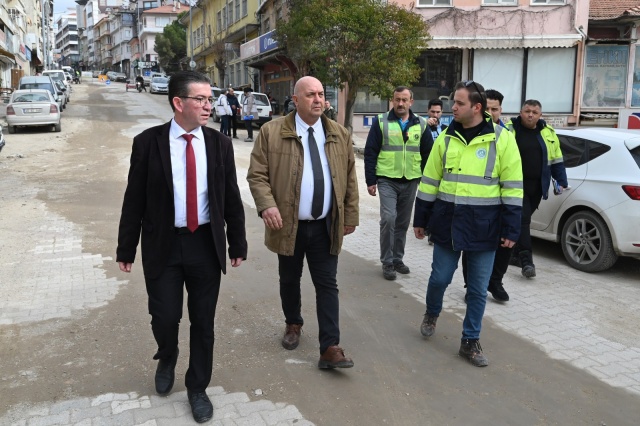 DEMİRCİ BELEDİYESİ’NE ZİYARET
MASKİ Genel Müdürü Talat Postacı, Demirci Belediye Başkanı Erkan Kara’yı da makamında ziyaret etti. Görüşmeye, Belediye Başkan Yardımcısı İsmail Hakkı Gül, Büyükşehir Belediyesi Meclis Üyesi Mustafa Gül ve Büyükşehir Belediyesi Demirci Koordinatörü Melih Kuru da katıldı. Ziyarette, ilçede devam eden alt yapı ve üst yapı yatırımları ele alındı. Belediye Başkanı Erkan Kara, Manisa Büyükşehir Belediyesi ile uyum içinde çalıştıklarını belirterek, “İlçemizin altyapı çalışmalarında artık son aşamaya geldik. Büyükşehir Belediyemiz üst yapı için bitüm ve kilit parke taş desteği verecek. Bu önemli projeyi el birliğiyle tamamlayacağız. Demirci, uzun yıllar alt yapı sorunu yaşamayacak. MASKİ Genel Müdürü Sayın Talat Postacı’ya ziyaretleri ve destekleri için teşekkür ediyorum” dedi.