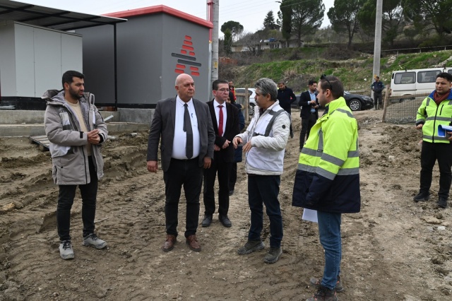 Manisa Büyükşehir Belediyesi, Belediye Başkanı Mimar Ferdi Zeyrek’in 17 ilçeye eşit hizmet ulaştırma hedefi doğrultusunda alt yapı yatırımlarına hız kesmeden devam ediyor. Bu kapsamda, Manisa Su ve Kanalizasyon İdaresi (MASKİ) Genel Müdürü Talat Postacı, Demirci ilçe merkezinde sürdürülen alt yapı çalışmalarını yerinde inceleyerek, proje ilerleyişi hakkında bilgi verdi. Postacı, çalışmalarının yüzde 96’sının tamamlandığını belirterek kalan bölümün de kısa sürede bitirilerek üst yapı çalışmalarına başlanacağını ifade etti.