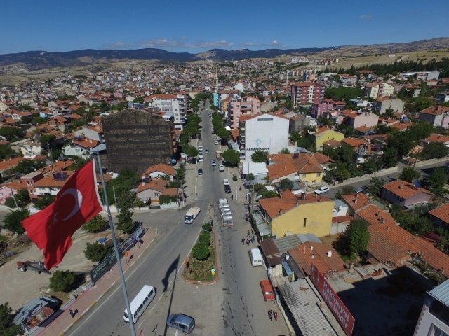 Demirci’ye dev yatırım
Yatırımlar ile ilgili bilgiler veren Başkan Ergün, “Demirci ilçemize 40 bin kişiye hitap edecek modern bir atıksu arıtma tesisi kazandıracağız. Tesisimiz, biyolojik arıtma sistemleri ile çevreye duyarlı ve teknolojik açıdan çağa uygun bir tesis olacak. Bununla beraber 80 kilometrelik kanalizasyon ve 76 kilometrelik içme suyu hattı çalışması gerçekleştireceğiz. İçme suyu altyapı çalışmalarımızı da otomatik kontrol sistemleri ve uzaktan okumalı mekanik sayaçlar ile günümüz şartlarına uygun hale getireceğiz ve kayıp kaçak suyun önüne geçeceğiz” dedi.