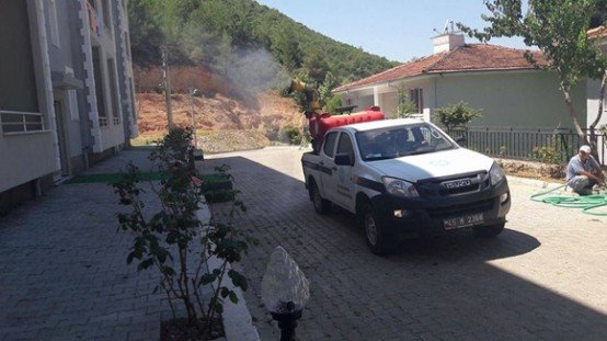 Manisalılara temiz, sağlıklı ve yaşanabilir bir çevre sunmak amacıyla çalışmalar gerçekleştiren Manisa Büyükşehir Belediyesi, haşereyle mücadeleye devam ediyor. Bu kapsamda çöp konteynırları, gübrelik alanlar ve yeşil alanlarda periyodik olarak uygulamalar yapan Sağlık İşleri Daire Başkanlığı Haşereyle Mücadele Şube Müdürlüğü ekipleri, halk arasında Afrika Hastalığı olarak bilinen Lumpy Skin Disease hastalığına karşı başlattığı ilaçlama çalışmalarına Demirci’de de hız verdi.