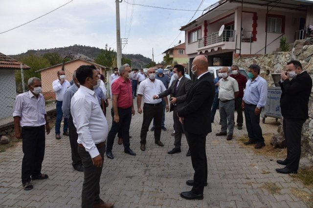 İl genelinde asfalt çalışmalarını tüm hızıyla sürdüren Manisa Büyükşehir Belediyesi 75 günlük kısa bir sürede 700 kilometre asfalt çalışması gerçekleştirdi. Yaklaşık 450 mahalleyi ilgilendiren 700 kilometrelik asfalt çalışması dahilinde Demirci'de de 115 kilometre sathi kaplama uygulaması yapıldı. Manisa Büyükşehir Belediyesi Genel Sekreter Yardımcısı Ali Öztozlu da, son 2 senede yaklaşık 200 kilometre asfalt çalışmasının gerçekleştirildiği Demirci'de mahalle muhtarları ile buluştu. Sayık Mahalle Muhtarı Fazlı Gökgöz'ün ev sahipliğinde Sayık mahallesinde muhtarlarla bir araya gelen Genel Sekreter Yardımcısı Ali Öztozlu'ya, Yol Yapım ve Onarım Daire Başkanı Kurtuluş Kuruçay, Demirci Muhtarlık İşleri Şube Müdürü Gökhan Aslan ve Manisa Büyükşehir Belediye Meclis Üyeleri eşlik etti. Yaklaşık 20 mahalle muhtarı ile buluşan Genel Sekreter Yardımcısı Ali Öztozlu, muhtarlara Büyükşehir Belediye Başkanı Cengiz Ergün'ün de selamlarını iletti.
