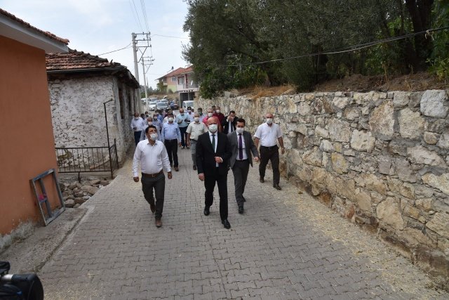 Başkan Ergün'e Teşekkür Etti
Çalışmalar nedeniyle Manisa Büyükşehir Belediye Başkanı Cengiz Ergün'e teşekkürlerini ileten Sayık Mahalle Muhtarı Fazlı Gökgöz, "Köylüce mahallesi ile bizim mahallemizi bağlayan bir yol vardı. 1970'li yıllarda bu yol kazmalarla el yapımıyla açılmış.o yol ilk defa 2020 yılında sizlerin sayesinde asfalt gördü. Bundan biz de gurur duyduk. Yaklaşık 45 seneden beri hiç asfalt yüzü görmedi. Otobüsler de mahallerimize çalışıyor. Cengiz başkanımıza bu konuyu dile getirdim. Otobüsün güzel bir hizmet olduğunu söyledim. Bozuk yoldan işliyordu. Üzülüyordum. Çok şükür şu anda asfalt oldu" diye konuştu.