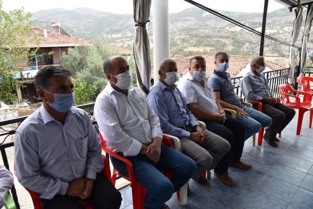 Demirci'de 115 Kilometre Asfalt
Sayık Mahalle Muhtarı Fazlı Gökgöz'e ev sahipliği nedeniyle teşekkürlerini ileten Genel Sekreter Yardımcısı Ali Öztozlu, "Demirci'de hizmetlerimiz her noktada devam ediyor ama  öncelikle geçen seneden itibaren 2 sezondur ciddi yol çalışmaları yapıldı. Daha önce asfalt gelmemiş bölgelerde özellikle sizlerin istekleri doğrultusunda çalışmalarımızı bitirdik. 115 kilometre Demirci'de asfalt çok ciddi bir rakam. Başta Kurtuluş Başkanım olmak üzere, şantiye şefimize, koordinatörümüze teşekkür ediyorum. Sizlerden de bize verdiğiniz destekler nedeniyle Allah razı olsun" dedi.