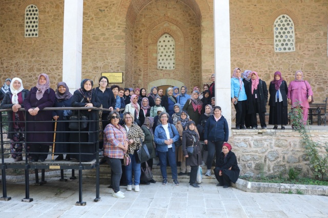 Manisa Büyükşehir Belediyesi’nin merkeze uzak ilçelerde yaşayan kadınların şehrin tarihini daha yakından tanımalarını sağlamak ve kadınların sosyal hayata katılımını arttırmak için hayata geçirdiği ‘Adım Adım Manisa’ projesi devam ediyor. Bu kapsamda 80 kişilik kadın kafilesi, kent merkezinde ağırlandı. Demirci’den gelen kafileyi, Büyükşehir görevlileri Hanımlar Aile Çay Bahçesi’nde karşıladı. Kahvaltı ikramının ardından Tıp Tarihi Müzesi’ne ve Uluslararası Mesir Macunu Festivali’ne ev sahipliği yapan Hafsa Sultan Camii’ne gidildi. Kafileye Sultan Camii’nin ve Tıp Tarihi Müzesi’nin tarihteki yerine ilişkin bilgi verildi. Daha sonra Mimar Sinan’ın Ege Bölgesi’ndeki tek eseri olma özelliğini taşıyan Muradiye Camii ziyaret edildi.