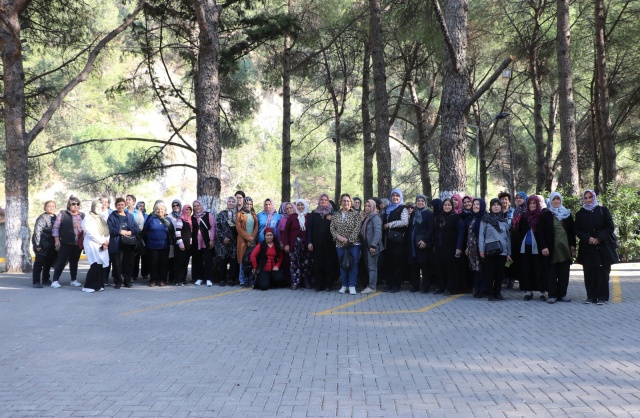 Geziye Demirci’nin Hacıhamza Mahallesi’nden katılan Nevser Arslan da, “Manisa’daki tarihi mekânları daha önce hiç bu kadar detaylı gezmemiştim. Hatta bazılarını bilmiyordum bile. Hepsi görmeye değer mekânlar çok teşekkür ediyorum” diye konuştu.