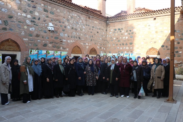 “Manisa’ya İlk Defa Geldim ve Çok Beğendim”
Geziye katılan Ayşe Nursel Çelebi, “Etkinlik mükemmeldi çok mutlu oldum. Manisa’ya ilk defa geldim ve çok beğendim. Bize Manisa’yı gezme fırsatı sunduğu için Ferdi Zeyrek’e çok teşekkür ederim” dedi.