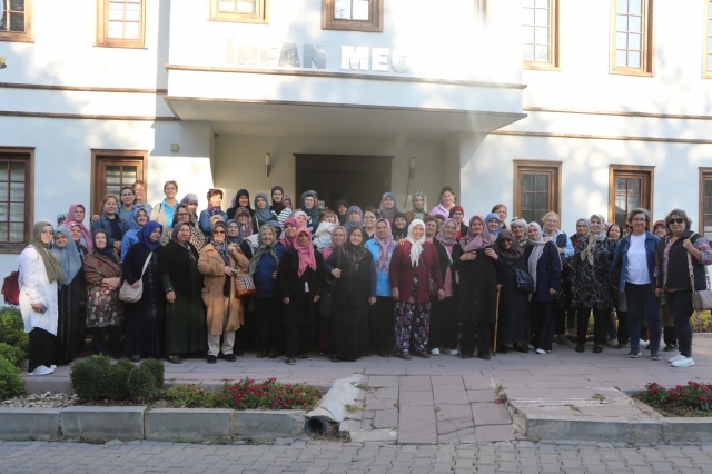 Manisa Büyükşehir Belediyesi’nin ‘Adım Adım Manisa Projesi’ kapsamında Demirci ilçesinden şehir merkezine gelen 80 kişilik kadın kafilesi, tarihi mekânları gezdi. Manisa’nın tarihi güzelliklerini keşfeden kadınlar, unutulmaz bir gün yaşadı.