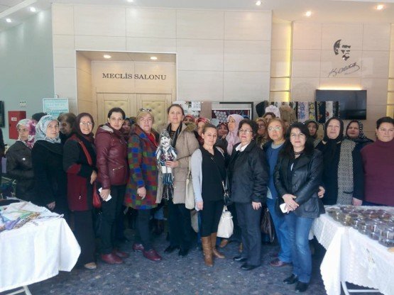 Manisa Büyükşehir Belediyesinin başarıyla sürdürdüğü “Haydi Kadınlar Manisa’ya” projesi kapsamında, Demirci Halk Eğitim Merkezi’nde kurs gören kadınlar Manisa’yı gezdi. Şehrin tarihi ve turistik güzelliklerinin yanı sıra Manisa Büyükşehir Belediyesinin dev projelerini de yakından görme imkanı bulan kadınlar, Manisa Büyükşehir Belediyesine ve Başkan Cengiz Ergün’e teşekkür etti.

Demirci Halk Eğitim Merkezi’nde kurs gören kadınlar, Manisa Büyükşehir Belediyesinin “Haydi Kadınlar Manisa’ya” projesi kapsamında Manisa’ya geldi. Manisa Büyükşehir Belediyesi tarafından kendilerine tahsis edilen otobüslerle Manisa Büyükşehir Belediyesi Demirci Koordinasyon İşleri Müdürlüğü önünden uğurlanan kadınlar, Manisa’nın tarihi ve turistik yerlerinin yanı sıra Manisa Büyükşehir Belediyesinin dev projelerini yakından görme fırsatı buldu. Manisa Büyükşehir Belediyesinin kadınların el emeği ürünlerini sergileme ve satma imkanı tanıdığı Hanımeli Pazarı’nı da gezen Demircili kadınlar, Manisa Büyükşehir Belediye Başkanı Cengiz Ergün’e kadınlara sağladığı imkan nedeniyle teşekkür ettiler. Gönüllü Rehber Canan Çağlayan Akyüz eşliğinde gün boyu tarihi mekanları da gezen kadınlar, Atatürk Kent Parkı ziyaretinin ardından ilçelerine döndüler.