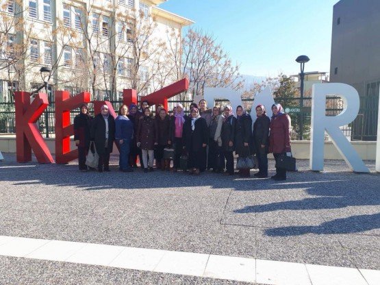 Manisa Büyükşehir Belediyesinin başarıyla sürdürdüğü “Haydi Kadınlar Manisa’ya” projesi kapsamında, Demirci Halk Eğitim Merkezi’nde kurs gören kadınlar Manisa’yı gezdi. Şehrin tarihi ve turistik güzelliklerinin yanı sıra Manisa Büyükşehir Belediyesinin dev projelerini de yakından görme imkanı bulan kadınlar, Manisa Büyükşehir Belediyesine ve Başkan Cengiz Ergün’e teşekkür etti.

Demirci Halk Eğitim Merkezi’nde kurs gören kadınlar, Manisa Büyükşehir Belediyesinin “Haydi Kadınlar Manisa’ya” projesi kapsamında Manisa’ya geldi. Manisa Büyükşehir Belediyesi tarafından kendilerine tahsis edilen otobüslerle Manisa Büyükşehir Belediyesi Demirci Koordinasyon İşleri Müdürlüğü önünden uğurlanan kadınlar, Manisa’nın tarihi ve turistik yerlerinin yanı sıra Manisa Büyükşehir Belediyesinin dev projelerini yakından görme fırsatı buldu. Manisa Büyükşehir Belediyesinin kadınların el emeği ürünlerini sergileme ve satma imkanı tanıdığı Hanımeli Pazarı’nı da gezen Demircili kadınlar, Manisa Büyükşehir Belediye Başkanı Cengiz Ergün’e kadınlara sağladığı imkan nedeniyle teşekkür ettiler. Gönüllü Rehber Canan Çağlayan Akyüz eşliğinde gün boyu tarihi mekanları da gezen kadınlar, Atatürk Kent Parkı ziyaretinin ardından ilçelerine döndüler.