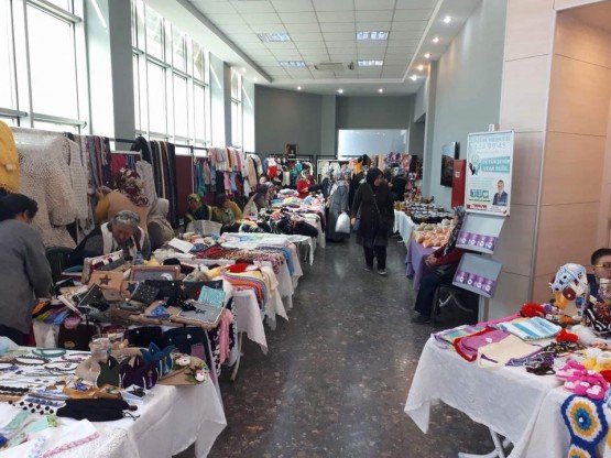 Manisa Büyükşehir Belediyesinin başarıyla sürdürdüğü “Haydi Kadınlar Manisa’ya” projesi kapsamında, Demirci Halk Eğitim Merkezi’nde kurs gören kadınlar Manisa’yı gezdi. Şehrin tarihi ve turistik güzelliklerinin yanı sıra Manisa Büyükşehir Belediyesinin dev projelerini de yakından görme imkanı bulan kadınlar, Manisa Büyükşehir Belediyesine ve Başkan Cengiz Ergün’e teşekkür etti.

Demirci Halk Eğitim Merkezi’nde kurs gören kadınlar, Manisa Büyükşehir Belediyesinin “Haydi Kadınlar Manisa’ya” projesi kapsamında Manisa’ya geldi. Manisa Büyükşehir Belediyesi tarafından kendilerine tahsis edilen otobüslerle Manisa Büyükşehir Belediyesi Demirci Koordinasyon İşleri Müdürlüğü önünden uğurlanan kadınlar, Manisa’nın tarihi ve turistik yerlerinin yanı sıra Manisa Büyükşehir Belediyesinin dev projelerini yakından görme fırsatı buldu. Manisa Büyükşehir Belediyesinin kadınların el emeği ürünlerini sergileme ve satma imkanı tanıdığı Hanımeli Pazarı’nı da gezen Demircili kadınlar, Manisa Büyükşehir Belediye Başkanı Cengiz Ergün’e kadınlara sağladığı imkan nedeniyle teşekkür ettiler. Gönüllü Rehber Canan Çağlayan Akyüz eşliğinde gün boyu tarihi mekanları da gezen kadınlar, Atatürk Kent Parkı ziyaretinin ardından ilçelerine döndüler.