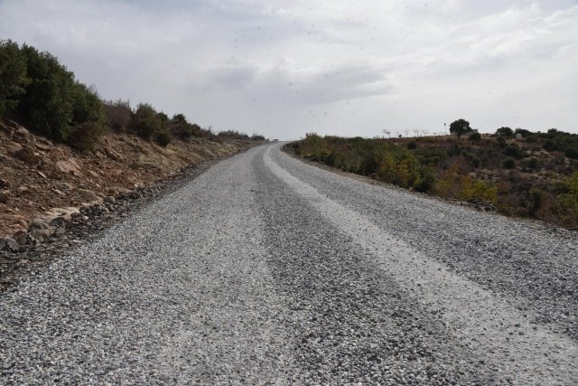 Manisa'nın her noktasında özveriyle asfalt çalışmaları gerçekleştiren Manisa Büyükşehir Belediyesi, Demirci'de de son 2 yılda 200 kilometrelik yolu asfaltla buluşturdu. Bu kapsamda İsmailler yol ayrımı, Ahatlar, Demirciler ve Köylüce mahallelerinin yol güzergahında da 15 kilometrelik yolda sathi kaplama uygulaması gerçekleştirildi.