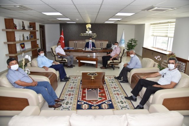 Manisa Su ve Kanalizasyon İdaresi (MASKİ) Genel Müdürü Burak Aslay, Demirci ilçesine bağlı mahallelerde görev yapan muhtarları makamında ağırladı. Yeşildere Mahalle Muhtarı Ercan Topuz, Tekeler Mahalle Muhtarı Abdurrahman Ünlü, Öksüzlü Mahalle Muhtarı Hasan Basri Bozkurt, Kayranokçular Mahalle Muhtarı Yüksel Yiğit, Yeşiloba Mahalle Muhtarı Erdoğan Köse ve Sağnıç Mahalle Muhtarı Refik Dönmez’in yer aldığı görüşmede muhtarlar, MASKİ tarafından mahallelerinde hayata geçirilen ve bundan sonraki süreçte yapılacak olan hizmetler için teşekkürlerini ilettiler. Muhtarlar ayrıca, Genel Müdürlük görevine atanan Aslay’a başarılar dilediler. 

Yüzleri güldüren hizmetler yapılıyor
MASKİ Genel Müdürü Burak Aslay, “Demirci ilçemizde gerek 101 ve 154 Mahalle Projemiz kapsamında gerekse de bizlere iletilen ihtiyaçlara yönelik diğer altyapı projelerimizle hizmetlerimizi sürdürüyoruz. Elbette ki bu hizmetleri hemşerilerimize kaliteli ve hızlı şekilde ulaştırmak asli görevimiz, ancak böyle olumlu dönüşler almak da bizleri mutlu ediyor. Vatandaşlarımızın yüzlerini güldürecek hizmetleri hayata geçirmenin mutluluğunu yaşıyoruz. Nazik ziyaretleri için muhtarlarımıza teşekkür ediyorum” dedi.