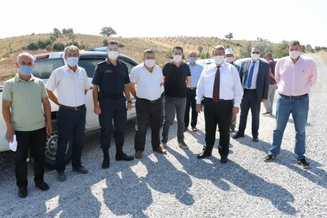 Muhtarlar Teşekkürlerini İletti
Hüdük Mahallesi Muhtarı Yılmaz Korkmaz, yapılan çalışmadan çok memnun olduklarını belirterek, “Manisa Büyükşehir Belediye Başkanı Cengiz Ergün’den çok memnunuz. Yolu daha önce kullanamıyorduk. Biz buradan İcikler Mahallesi’ne, Ahmetler’e, Demirci’ye, Salihli’ye, Manisa’ya bütün yollara bağlantı yapılıyor, şu anda asfaltsız yolumuz kalmadı” dedi. İcikler Mahalle Muhtarı Hüseyin Dönmez, yolun önceki halinin kötü olduğunu hatırlatarak, “Yapılan sathi kaplama çalışmalarından dolayı memnuniyetlerini ileten mahalle muhtarları, Manisa Büyükşehir Belediye Başkanı Cengiz Ergün ve personellerine teşekkürlerini iletti. Yolumuz kötü durumdaydı, sürekli yama yapılıyordu. Şu anda yol kazındı, alt malzemesi atıldı. Şu an çok güzel oldu. Manisa Büyükşehir Belediye Başkanı Cengiz Ergün’den Allah razı olsun. İcikler, Kızılcahüdük, Bozcaatlı, Gümele hattı için bu yolu kullanacağız. Artık vatandaşlarımız daha konforlu bir yolu kullanıyor” diye konuştu. Yolların son yıllarda yağışlardan dolayı zarar gördüğünü belirten Bozcaatlı Mahalle Muhtarı Kamil Yavuz, “Şimdi Hüdük Mahallesi arasında bir yolumuz var artık. Hem yolumuz asfaltlandı hem Bozcaatlı, İçikler, Gümele, Borlu, Köprübaşı ve Manisa’ya bağlantı olan yolumuz yapıldı. Şu an vatandaşlarımız çok memnun. Yollarımız çok güzel oldu. Manisa Büyükşehir Belediye Başkanı Cengiz Ergün’e çok teşekkür ediyorum. Sebep olanlardan da Allah razı olsun” ifadelerini kullandı. Yolun önceki haline göre şimdiki halinin çok kullanışlı ve güzel olduğunu belirten Gümele Mahalle Muhtarı Yunus Yılmaz şöyle konuştu, “Daha önce yolda çukurlar vardı. Artık yama olmuyordu. Manisa Büyükşehir Belediye Başkanımız Cengiz Ergün buraya asfalt attırdı.