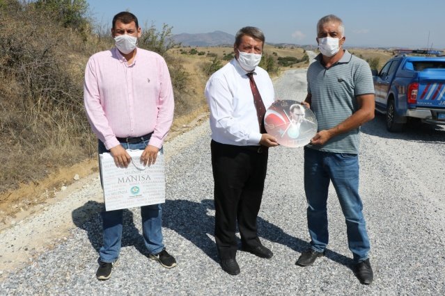 Muhtarlara Hediyeleri Takdim Edildi
Manisa Büyükşehir Belediyesi Muhtarlık İşleri Dairesi Başkanı Ergün Aksoy, yapmış olduğu Demirci ilçe ziyaretinde bir araya geldiği muhtarların taleplerini ve görüşlerini dinlemesinin ardından Manisa Büyükşehir Belediye Başkanı Cengiz Ergün tarafından gönderilen hediyeleri muhtarlara takdim etti.