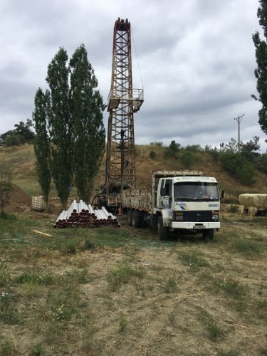 Muhtar Urhan’dan Başkan Ergün’e teşekkür
Dereçiftlik Mahalle Muhtarı Hüseyin Urhan, mahallelerine yetecek suya ulaşıldığı için çok mutlu olduklarını ifade ederek, “Yıllardır mahallemizde içme suyu sıkıntısı çekiyorduk. Sağ olsun MASKİ ekipleri, bizim bu sıkıntımızı yeni bir sondaj açarak çözüme kavuşturdu. Mahalle sakinlerimiz artık yeterli içme suyuna kavuşacak. Hizmetlerinden dolayı Büyükşehir Belediye Başkanımız Sayın Cengiz Ergün’e çok teşekkür ediyorum” ifadelerini kullandı.