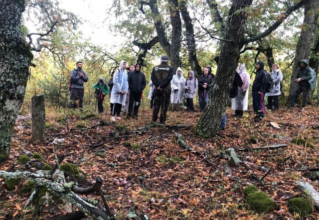 Kayrak ve Gökgedik arasında yapılan yürüyüş etkinliği ile doğa ve sporun tarihle buluştuğunu belirten Yaz – Kış Yürüyüş Lideri Orhan Mert, “Pandemi süreci nedeniyle ara vermek durumunda kaldığımız haftalık yürüyüşlerimize yeniden başladık.