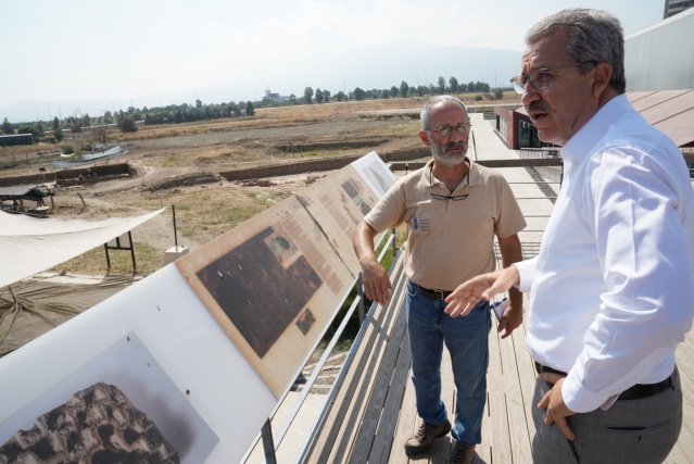 Edebiyat Fakültemiz Arkeoloji Bölümü öğretim üyesi Doç. Dr. Zafer Derin’in başkanlığında sürdürülen kazı çalışmalarında, 8200 yıl öncesine ait mekânlarda bulunan kalıntılar içinde bir “Ana Tanrıça” heykelciğine ulaştılar. Tarih, kültür ve bilime önemli katkılar sunan bu buluntulara ulaşan kazı ekibimizi tebrik ediyorum” dedi.