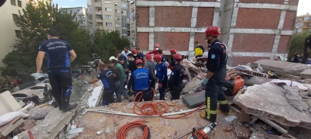 Depremden en çok etkilenen şehir olan İzmir’den destek istenmesi üzerine Manisa Büyükşehir Belediye Başkanı Cengiz Ergün’ün talimatları doğrultusunda itfaiye ekipleri arama kurtarma çalışmalarına katılmak üzere hızla şehre hareket etti.