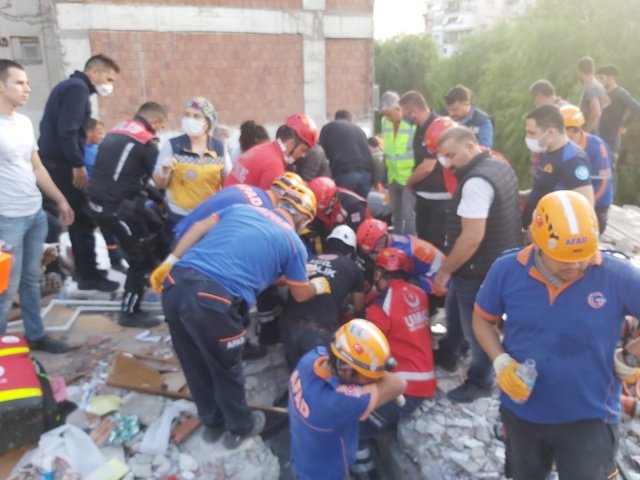 Manisa Büyükşehir Belediyesi İtfaiye Dairesi Başkanlığı, merkez üssü Seferihisar olan 6,6 büyüklüğündeki depremin ardından Manisa Büyükşehir Belediye Başkanı Cengiz Ergün’ün talimatıyla İzmir’e giderek, arama kurtarma çalışmalarına dahil oldu.