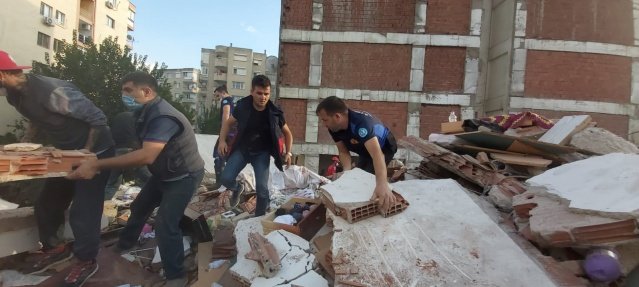 Depremde hayatını kaybeden vatandaşlara Allah’tan rahmet dileyen Başkan Cengiz Ergün, “Dualarımızla kalbimizle ve ekiplerimizle İzmir’deyiz. Etkilenen tüm vatandaşlarımıza geçmiş olsun dileklerimi sunuyorum. Rabbim ülkemizi her türlü afetten korusun” dedi.