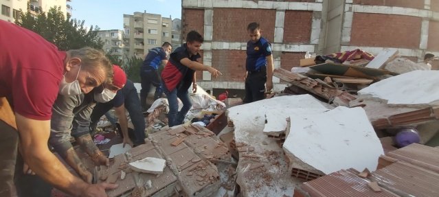 Merkez üssü İzmir’in Seferihisar ilçesi olan ve birçok kentte oldukça şiddetli bir şekilde hissedilen depremin ardından Manisa Büyükşehir Belediyesi İtfaiye Dairesi Başkanlığı, hızla harekete geçerek Manisa genelinde durum tespiti yaptı.