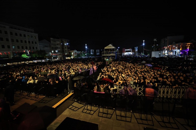 Birbirinden Değerli Sanatçılar Manisa’da Sahne Aldı
Manisa Büyükşehir Belediyesi tarafından düzenlenen Gençlik Festivali, Zeynep Bastık konseriyle başladı. Festival, Manisa Büyükşehir Belediyesi Senfoni ve Çok Sesli Gençlik Korosu, Ozbi, Kibariye ve Simge konserleriyle devam etti. Duman konseriyle sona eren festivalde binlerce vatandaş, 19 Mayıs ruhunu Manisa’da coşkuyla yaşadı.