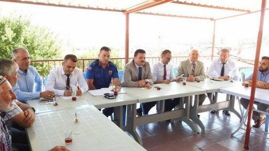 Demirci Kaymakamı Mutlu Akyol Rahmanlar mahallesinde halk toplantısı yaparak vatandaşların sorunlarını dinledi.
Demirci İlçesine bağlı Rahmanlar mahallesinde düzenlenen halk toplantısında vatandaşların sorun ve önerileri dinlenerek, sorunların çözümü konusunda nelerin yapılabileceği vatandaşlara anlatıldı.
Kaymakam Mutlu Akyol mahalle muhtarı Bilal Dönmez'e çalışmalarında başarılar diledi. 
Toplantıya, Demirci Kaymakamı Mutlu Akyol, İlçe Jandarma Komutanı Jandarma Teğmen Okan Doğan, Demirci Müftüsü Mustafa Kocagöz, İlçe Gıda Tarım ve Hayvancılık Müdürü İslam Köse, Milli Eğitim Müdürü Yüksel Kocabaş, Kaymakamlık Yazı İşleri Müdürü Bülent Yılmaz, Demirci Orman İşletme Müdür Yardımcısı Faruk Yeşil katıldı.