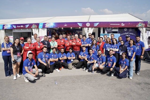 İstanbul ve Ankara’dan sonra yolculuğuna İzmir’de devam eden dünyanın en büyük Havacılık, Uzay ve Teknoloji Festivali TEKNOFEST’in bu yılki üçüncü ve son durağı İzmir oldu. Festivalin paydaşı olan Ege Üniversitesi öğretim elemanı ve öğrencilerden oluşan 23 bilim ve teknoloji takımıyla yerini aldı.