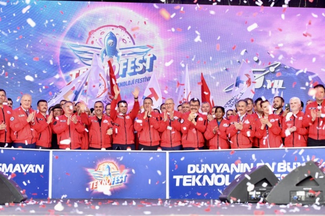 Türkiye Teknoloji Takımı Vakfı (T3) ile Sanayi ve Teknoloji Bakanlığı yürütücülüğünde düzenlenen Ege Üniversitesinin de akademik paydaşı olduğu TEKNOFEST-İzmir, Türkiye’nin önemli kurum ve firmalarının katılımıyla Çiğli Havalimanı'nda kapılarını açtı.