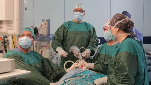 Ege Üniversitesinde son üç yılda, Rektör Prof. Dr. Necdet Budak öncülüğünde oluşturulan bilimsel ekosistem uluslararası alanda iş birlikleri ile kendini göstermeye başladı. Ege Üniversitesi, ziraat mühendisliği eğitimi alanında Türkiye'de bir ilke daha imza attı. Türkiye’de ilk “uluslararası” ziraat mühendisliği eğitim programı protokolü, Ege Üniversitesi(EÜ) ve Azerbaycan Devlet Tarım Üniversitesi(ADAU)   arasında yapıldı. Türkiye’nin ikinci kurulan ziraat fakültesi olan EÜ Ziraat Fakültesi ile Azerbaycan’da tek tarım üniversitesi olarak faaliyet gösteren Azerbaycan Devlet Tarım Üniversitesi arasında ziraat mühendisliği alanında “Uluslararası Çift Diploma Eğitim Programı” hazırlanıp, YÖK tarafından onaylanarak hayata geçirildi.

 

“EÜ’nün eğitim-öğretim modeli kullanılacak”

         Protokol ile ilgili bilgi veren Rektör Prof. Dr. Necdet Budak, "Uluslararası platformda öncü nitelikte olacak ve ‘Ziraat Mühendisliği Alanında Uluslararası Ortak Lisans Eğitim ve Öğretim Programı’ adıyla gerçekleşen bu protokol, EÜ Ziraat Fakültesi eğitim-öğretim programlarına eşdeğer ve eş zamanlı olarak  yürütülecek. Bu kapsamda Ege Üniversitesinin eğitim-öğretim modeli, EÜ Ziraat Fakültesinin müfredatı ve eğitim planları, yöntemleri ve ölçme-değerlendirme uygulamaları kullanılacak. Fakülte bünyesinde görevlendirilen öğretim üyesi ve elemanları Azerbaycan’da verilecek eğitime katılacaklar ve ADAU’nun fiziki altyapısı ve sosyoekonomik olanaklarından yararlanacaklar. Benzer biçimde 4. yıl eğitimleri için üniversitemize Azerbaycan’dan gelecek öğrenciler de üniversitemiz bünyesindeki tüm imkanlardan yararlanabileceklerdir" diye konuştu.