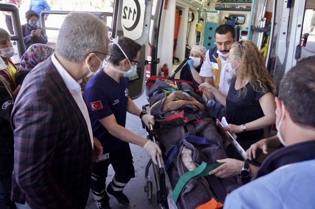 Egeli sağlık çalışanlarının özveriyle çalışmalarını sürdürdüklerini belirten Rektör Prof. Dr. Necdet Budak, “Afet bölgesine en yakın sağlık kuruluşlarından biri olarak tüm olanaklarımızı depremzedelerimiz için seferber ettik. Sağlık Bakanlığı nezdinde A Plus olan hastanemizde yaralılarımıza en hızlı şekilde müdahale ederek onların sağlıklarına kavuşmaları için çalışıyoruz. Hem pandemiyle hem de afetle aynı anda mücadele eden fedakâr sağlık çalışanlarımıza bir kez daha teşekkür ediyorum. Can kayıplarımız için Allah’tan rahmet, yarlılarımıza acil şifalar diliyorum” diye konuştu.