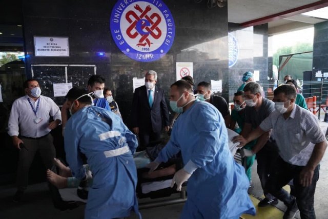 Bunlardan 62 kişinin ise hastaneye yatışı yapıldı.  Şu anda EÜ Hastanesinde 10 depremzede yoğun bakımda tedavi görürken, 25 kişi de servislerde tedavi oluyor. Ege Üniversitesi Rektörü Prof. Dr. Necdet, Cumhurbaşkanı Recep Tayyip Erdoğan’ın öncülüğünde devletin tüm kurumlarının İzmir için seferber olduğunu ifade ederek, Ege Üniversitesi ailesinin de yekvücut olarak depremden etkilenen vatandaşların yanında olduğunu söyledi.